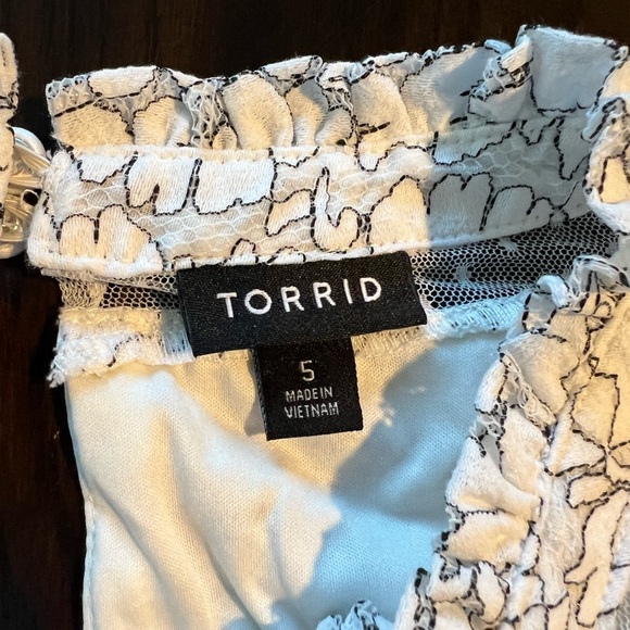 Torrid White with Black Stitching Floral Lacey Sleeveless Top - Picture 2 of 16